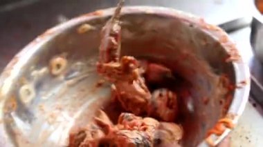 Masala soya chaap tikka, soğanlı ve yeşil nane soslu, beyaz tabakta servis edilir..