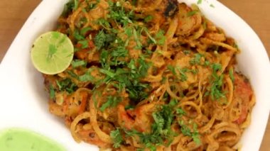 Masala soya chaap tikka, soğanlı ve yeşil nane soslu, beyaz tabakta servis edilir..