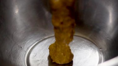 Kadhai 'de yağlı, kremalı, zencefilli, peynirli ve diğer sebzelerden yapılan ev yapımı Hint tavuğu..