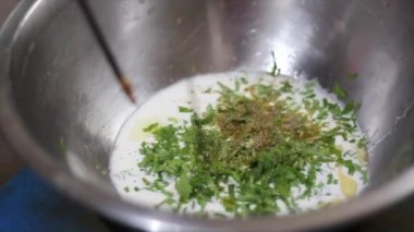 Kadhai 'de yağlı, kremalı, zencefilli, peynirli ve diğer sebzelerden yapılan ev yapımı Hint tavuğu..