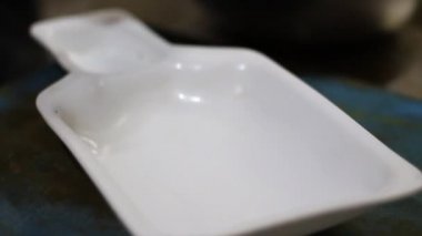 Kadhai 'de yağlı, kremalı, zencefilli, peynirli ve diğer sebzelerden yapılan ev yapımı Hint tavuğu..