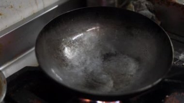Kadhai 'de yağlı, kremalı, zencefilli, peynirli ve diğer sebzelerden yapılan ev yapımı Hint tavuğu..