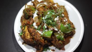 Kadhai 'de yağlı, kremalı, zencefilli, peynirli ve diğer sebzelerden yapılan ev yapımı Hint tavuğu..