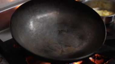 Kadhai 'de yağlı, kremalı, zencefilli, peynirli ve diğer sebzelerden yapılan ev yapımı Hint tavuğu..