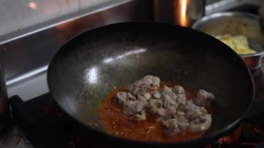 Kadhai 'de yağlı, kremalı, zencefilli, peynirli ve diğer sebzelerden yapılan ev yapımı Hint tavuğu..
