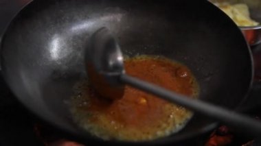 Kadhai 'de yağlı, kremalı, zencefilli, peynirli ve diğer sebzelerden yapılan ev yapımı Hint tavuğu..