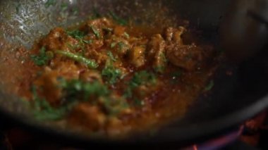 Kadhai 'de yağlı, kremalı, zencefilli, peynirli ve diğer sebzelerden yapılan ev yapımı Hint tavuğu..