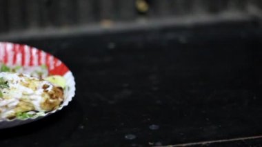 Tavuk Reshami Tikka. Hint tandoor 'unda pişirilmiş çırpılmış yumurtayla marine edilmiş kemiksiz tavuk parçaları veya kil çömlek..