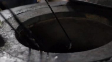 Tavuk Reshami Tikka. Hint tandoor 'unda pişirilmiş çırpılmış yumurtayla marine edilmiş kemiksiz tavuk parçaları veya kil çömlek..