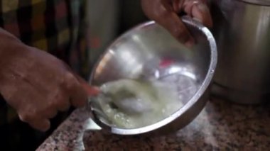 Tavuk Reshami Tikka. Hint tandoor 'unda pişirilmiş çırpılmış yumurtayla marine edilmiş kemiksiz tavuk parçaları veya kil çömlek..