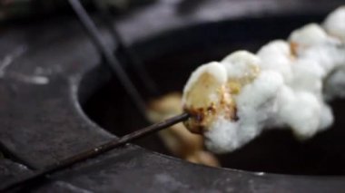 Tavuk Reshami Tikka. Hint tandoor 'unda pişirilmiş çırpılmış yumurtayla marine edilmiş kemiksiz tavuk parçaları veya kil çömlek..