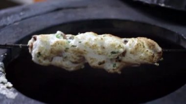 Tavuk Reshami Tikka. Hint tandoor 'unda pişirilmiş çırpılmış yumurtayla marine edilmiş kemiksiz tavuk parçaları veya kil çömlek..