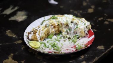 Tavuk Reshami Tikka. Hint tandoor 'unda pişirilmiş çırpılmış yumurtayla marine edilmiş kemiksiz tavuk parçaları veya kil çömlek..