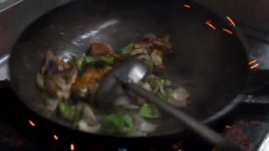 Kadhai 'de yağlı, kremalı, zencefilli, peynirli ve diğer sebzelerden yapılan ev yapımı Hint tavuğu..