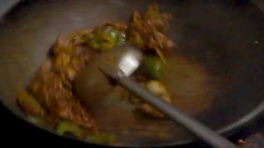 Kadhai 'de yağlı, kremalı, zencefilli, peynirli ve diğer sebzelerden yapılan ev yapımı Hint tavuğu..