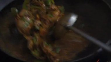 Kadhai 'de yağlı, kremalı, zencefilli, peynirli ve diğer sebzelerden yapılan ev yapımı Hint tavuğu..