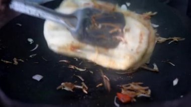 Hint sokak kolesistektomisi üzerine karamelli soğan, tereyağı, acı baharatlı sos ve sebze.. 