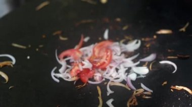 Hint sokak kolesistektomisi üzerine karamelli soğan, tereyağı, acı baharatlı sos ve sebze.. 