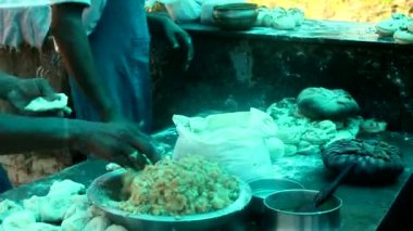 Hint ekmeği naan thali Dal makhni, paneer, salata ve raita. 
