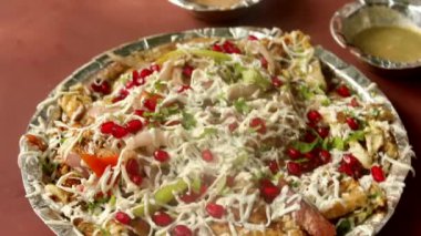 Hint usulü yumurtalı omlet peynirli, soslu, garnitürlü ve sebzeli yüksek alevli tereyağında pişirilmiş..