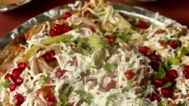 Hint usulü yumurtalı omlet peynirli, soslu, garnitürlü ve sebzeli yüksek alevli tereyağında pişirilmiş..