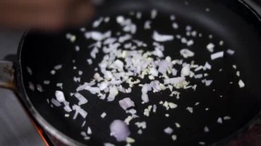 Kırmızı sos, sotelenmiş sebzeler, karamelli soğanlar, kırmızı biberler ve sıcak yağ tavasında kapsiyum..