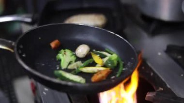 Kırmızı sos, sotelenmiş sebzeler, karamelli soğanlar, kırmızı biberler ve sıcak yağ tavasında kapsiyum..