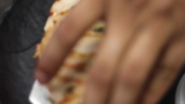 Sotelenmiş sebze, pirinç ve ev yapımı kırmızı sosla servis edilen içi doldurulmuş tavuk tabağı..