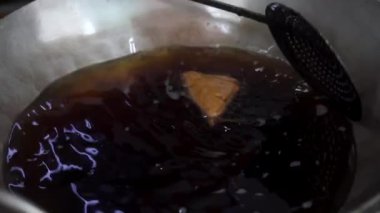 Kızarmış sebzeleri kızartarak Hint usulü börek ya da ekmek pakoda yapmak. Sıcak yağ kadhai içinde marine edilmiş ekmek..