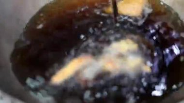 Kızarmış sebzeleri kızartarak Hint usulü börek ya da ekmek pakoda yapmak. Sıcak yağ kadhai içinde marine edilmiş ekmek..