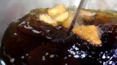 Kızarmış sebzeleri kızartarak Hint usulü börek ya da ekmek pakoda yapmak. Sıcak yağ kadhai içinde marine edilmiş ekmek..