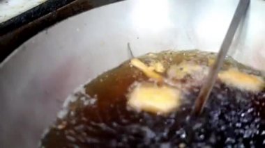 Kızarmış sebzeleri kızartarak Hint usulü börek ya da ekmek pakoda yapmak. Sıcak yağ kadhai içinde marine edilmiş ekmek..