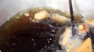 Kızarmış sebzeleri kızartarak Hint usulü börek ya da ekmek pakoda yapmak. Sıcak yağ kadhai içinde marine edilmiş ekmek..