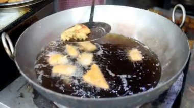 Kızarmış sebzeleri kızartarak Hint usulü börek ya da ekmek pakoda yapmak. Sıcak yağ kadhai içinde marine edilmiş ekmek..