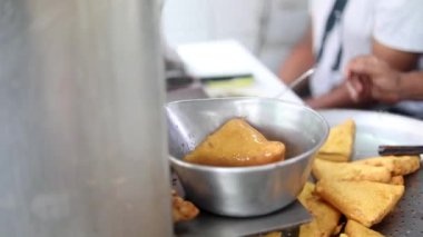 Kızarmış sebzeleri kızartarak Hint usulü börek ya da ekmek pakoda yapmak. Sıcak yağ kadhai içinde marine edilmiş ekmek..