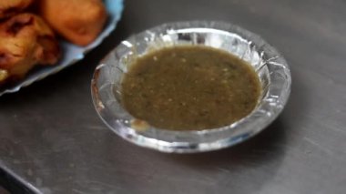 Kızarmış sebzeleri kızartarak Hint usulü börek ya da ekmek pakoda yapmak. Sıcak yağ kadhai içinde marine edilmiş ekmek..