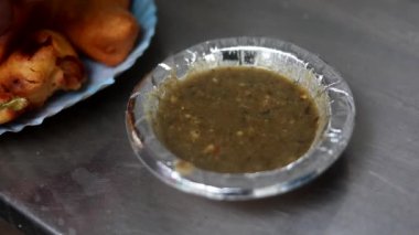 Kızarmış sebzeleri kızartarak Hint usulü börek ya da ekmek pakoda yapmak. Sıcak yağ kadhai içinde marine edilmiş ekmek..