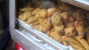 Kızarmış sebzeleri kızartarak Hint usulü börek ya da ekmek pakoda yapmak. Sıcak yağ kadhai içinde marine edilmiş ekmek..