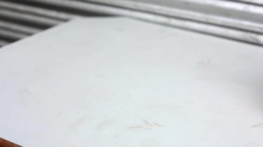 Soğan, kızılderili salatası ve bezelye ile sunulan choley bhature sosu..