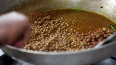 Soğan, kızılderili salatası ve bezelye ile sunulan choley bhature sosu..