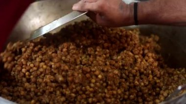Soğan, kızılderili salatası ve bezelye ile sunulan choley bhature sosu..