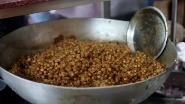 Soğan, kızılderili salatası ve bezelye ile sunulan choley bhature sosu..