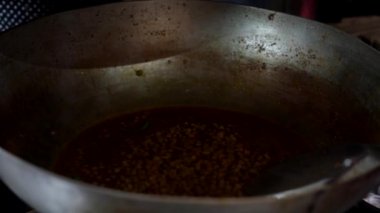 Soğan, kızılderili salatası ve bezelye ile sunulan choley bhature sosu..