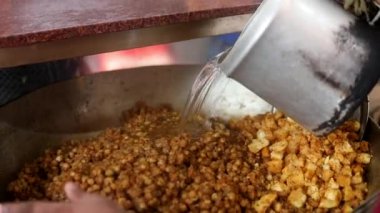 Soğan, kızılderili salatası ve bezelye ile sunulan choley bhature sosu..