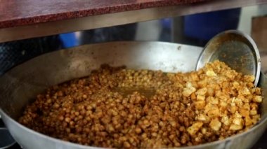 Soğan, kızılderili salatası ve bezelye ile sunulan choley bhature sosu..