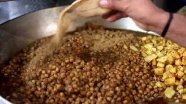 Soğan, kızılderili salatası ve bezelye ile sunulan choley bhature sosu..