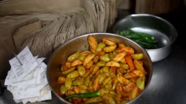 Soğan, kızılderili salatası ve bezelye ile sunulan choley bhature sosu..