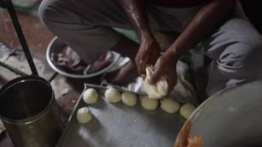 Bhature cholley için Hint ekmeği yapıyorum..