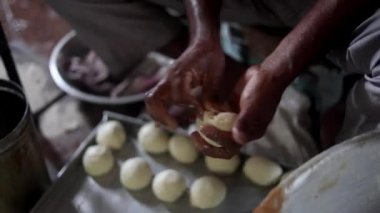 Bhature cholley için Hint ekmeği yapıyorum..