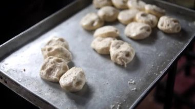 Bhature cholley için Hint ekmeği yapıyorum..